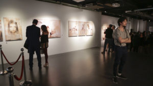 Fotografías y público durante la exposición