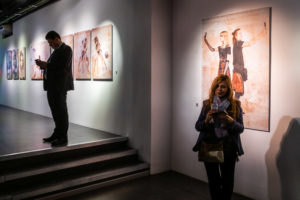 Visitantes a la exposición analizando la obra de Daniel Dicenta Herrera.